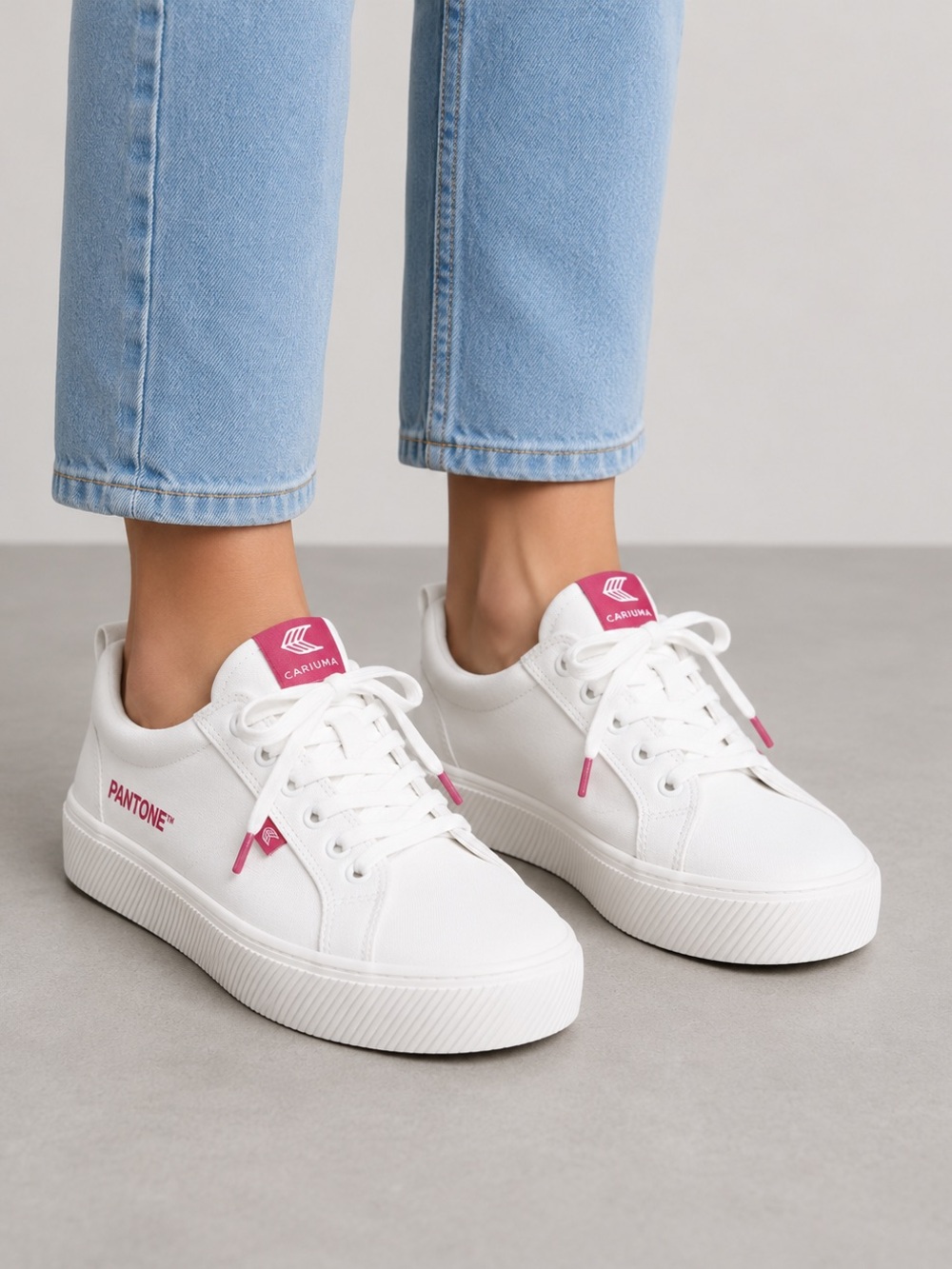 Cariuma Pantone Off-White / Viva Magenta OCA Low Shoes Size 6